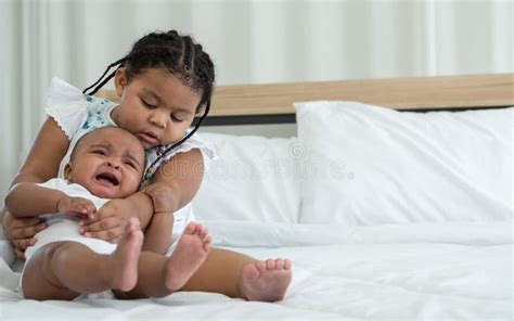 La Adorable Hermana Mayor Africana Está Consolando Y Abrazando A La Bebé Recién Nacida Para Que