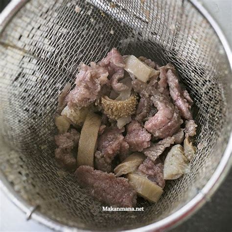 Perlu dipilih daging yang tak berlemak tetapi juga tak terlalu. daging sapi medan - MakanMana