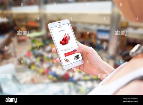 Online Einkaufen Mit Dem Handy Frau Mit Smart Phone Schuhe Auf App