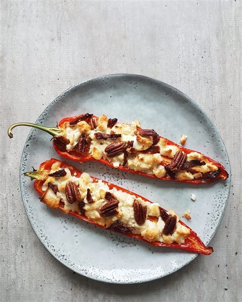 Gevulde puntpaprika met geitenkaas uit de oven