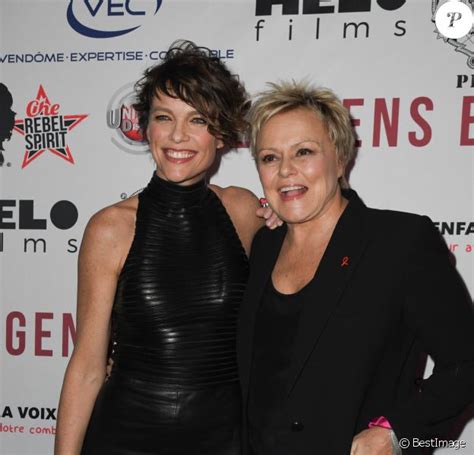 Muriel robin et anne le nen seront dans «le grand restaurant» de pierre palmade, mercredi 3 février sur m6 à 21h. Muriel Robin, sa compagne Anne Le Nen, Alain Delon ...