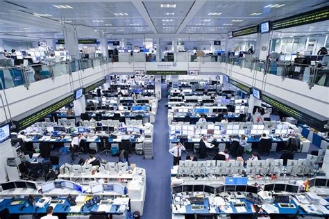 Deutsche bank is the leading german bank with strong european roots and a global network. Wie wird man Broker an der Börse? Trader 2016 » Wir klären auf
