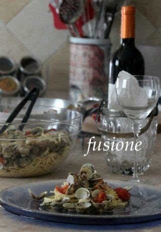 Non appena le linguine saranno cotte, scolarle e saltarle in padella con le zucchine, i pomodorini tagliati a fette e mantecando con un po di acqua delle vongole. linguine alle vongole e pomodorini, profumo e gusto | fusione