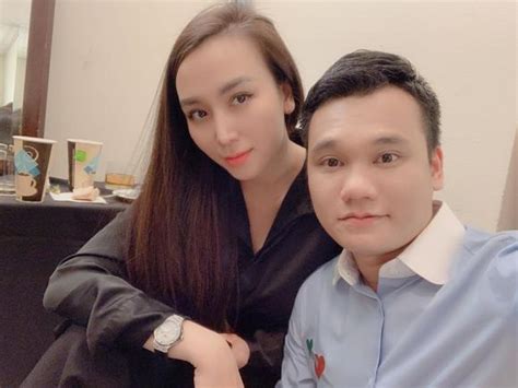 Mặc áo tắm nóng bỏng chào hè. Nhan sắc ngày càng khác lạ của vợ ca sĩ Khắc Việt