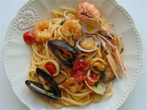 Ouvrir la plupart des fruits de mer en laissant cependant quelques uns avec leur coque. Spaghetti aux fruits de mer - Recette par L'Italie dans ma cuisine