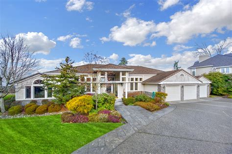 Known for its vibrancy, friendly feel, environmental sustainability and endless. Bellevue Real Estate - Lakemont 4 Bedroom Home for Sale