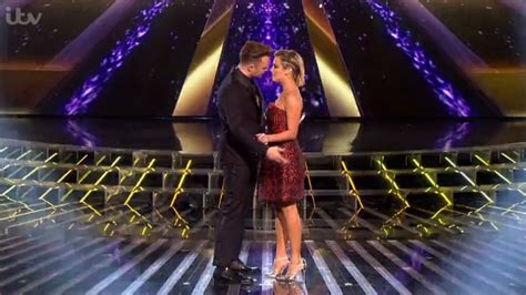 The X Factor 2015 Caroline Flack And Olly Murs Kiss Kinda Metro News