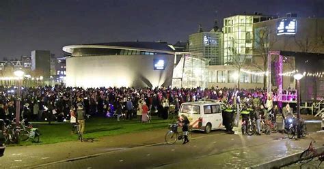 Afgelopen zaterdag hebben op het museumplein in amsterdam enkele tientallen mensen geprotesteerd tegen het gebruik van de gouden koets. LIVE | Demonstratie tegen coronamaatregelen Museumplein ...