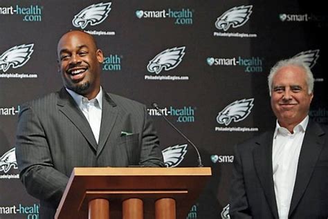 Donovan Mcnabb Former Viking Retires To Have No 5 Retired By Eagles