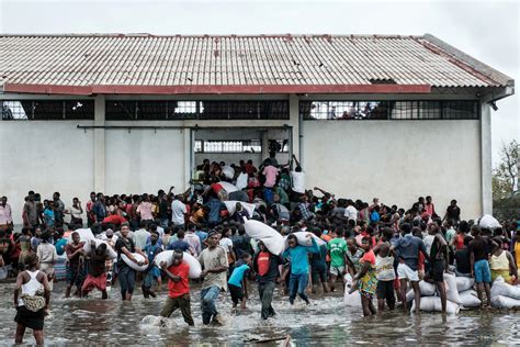 Cyclone Idai 15 000 People Still Need To Be Rescued Bbc News