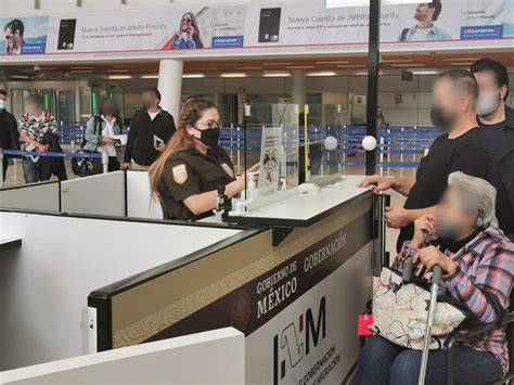 En el aeropuerto de Guadalajara Agentes Federales de Migración brindan