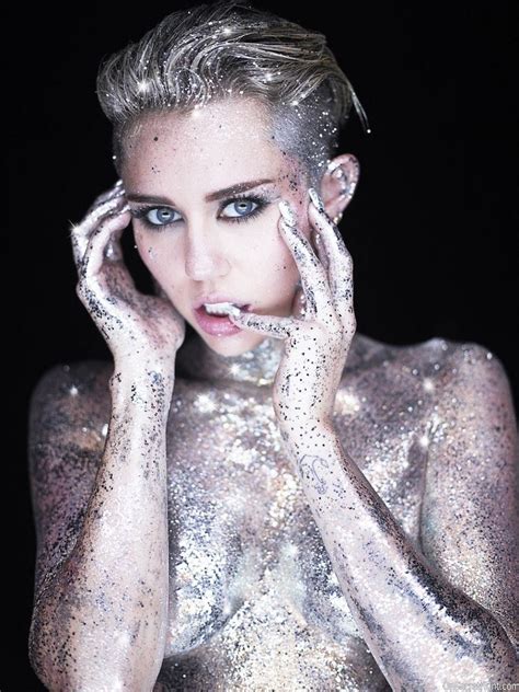 Todo Brillo Plateado En Una Photoshoot Jugada Miley Cyrus Body Painting Miley Cyrus Photoshoot
