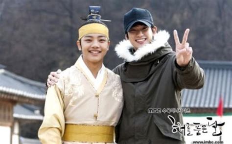 Or at least doesn't have sad ending. "The Moon that Embraces the Sun's" Kim Yoo Jung, "Yeo Jin ...