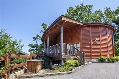 We offer rentals near pigeon forge, gatlinburg, and sevierville, being the convenient option for more visitors no matter what area they are traveling to. Pigeon Forge and Gatlinburg Cabins | Gatlinburg cabins ...