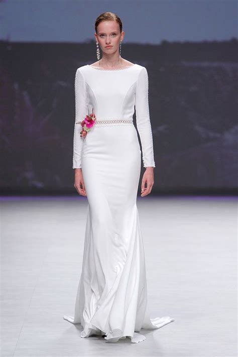 Brautkleider und hochzeitkleider, hochzeitsmode von aire barcelona aire barcelona entwirft elfenhafte märchenkleider voller zauber. Aire Barcelona Brautkleider 2020. Perfekt für ...