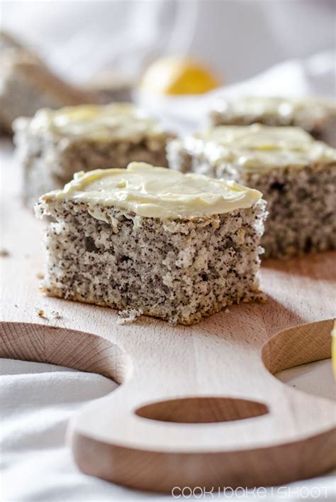 Wählen sie aus einer vielzahl ähnlicher szenen aus. Mohn-Zitronen-Kuchen mit Buttercreme-Frosting | Kuchen und ...