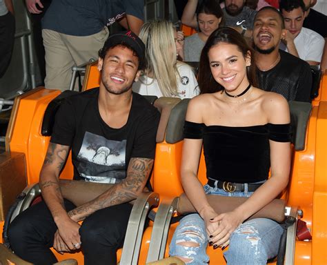 If you know me i would say i am a fan of spanish music. EN FOTOS: Neymar visita Magic Mountain con su novia - Hoy