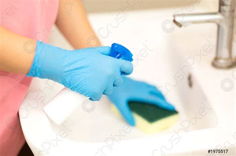 Vrouwen Hand In Een Blauwe Rubberen Handschoen In De Foto Stockfoto Crushpixel