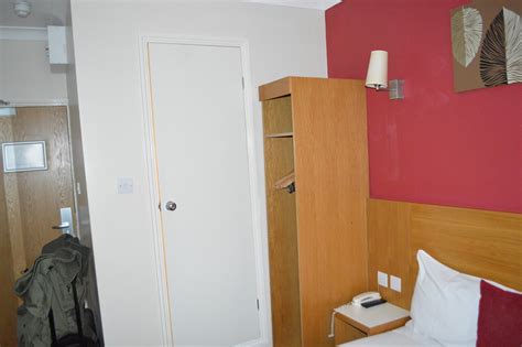 Comfort inn westminster in london at 39 belgrave rd. Tiny Room Comfort Inn Westminster London | Loyalty Traveler