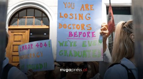 Studentët e mjekësisë kanë nisur edhe sot protestën para rektoratit të