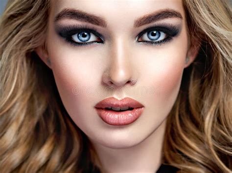 cara do close up de uma mulher bonita com olhos azuis imagem de stock imagem de fêmea olhar