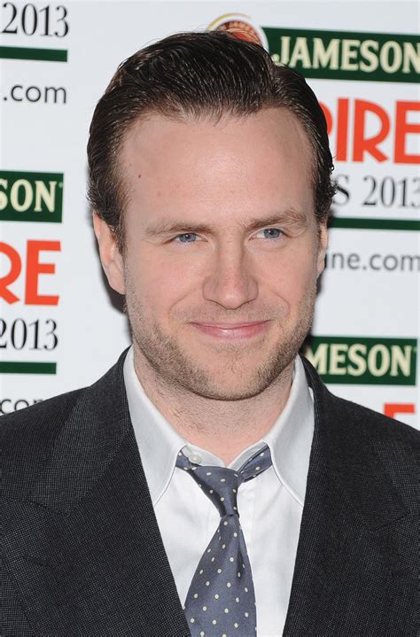 International in promotional material) is a 2019 american science fiction action comedy film directed by f. Poze Rafe Spall - Actor - Poza 24 din 46 - CineMagia.ro