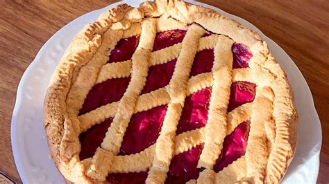 La torta al rabarbaro viene spesso accolta come la prima torta di frutta della primavera! Crostata al rabarbaro - Ricette Bimby