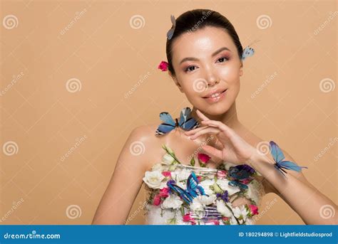 Jolie Fille Asiatique Nue En Fleurs Avec Des Papillons Sur Le Corps