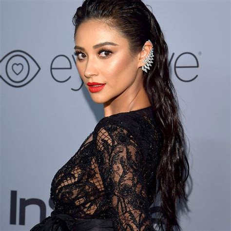 However, it's going to be a drag when you have to find a but if you don't have too much time to go to your hairdresser, we have collected brilliant short curly hairstyle ideas for your ease. 9 Easy On-the-Go Hairstyles for Naturally Curly Hair