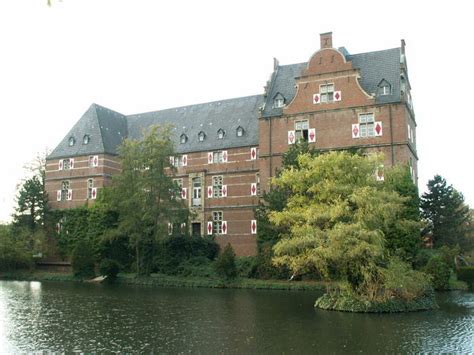 Ein luftbild zeigt den hochwasserstand in der niederländischen provinz limburg. Burgen und Schlösser | Kreis Rhein-Erft | Kreis Rhein-Erft