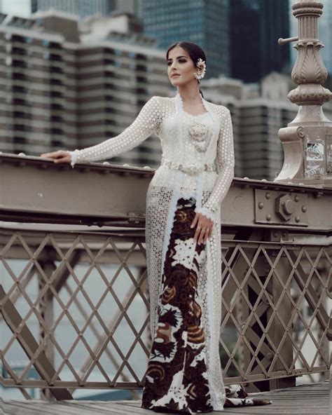 Banyak sekali dari para remaja hingga dewasa menyukai model kebaya batik karena lebih simpel dan cocok di gunakan dalam setiap acara resmi. 60+ Model Kebaya Kartini Modern Brokat Hijab Terbaru 2020