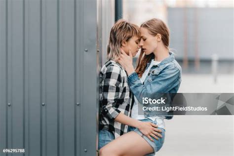 Piękna Młoda Para Lesbijek Przytulanie I Całowanie Na Zewnątrz Zdjęcia Stockowe I Więcej