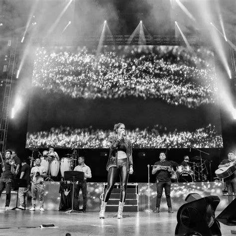 Ana Bárbara se da santo ranazo estilo Juan Gabriel en el escenario