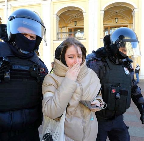 Repressionen In Russland Nach 52 Sekunden Kommt Der Erste Brutale Schlag Welt