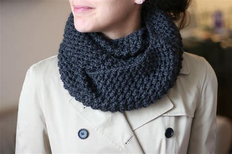 There are numerous knitted patterns available on the internet which are easy to follow and also quick. La sciarpa infinita