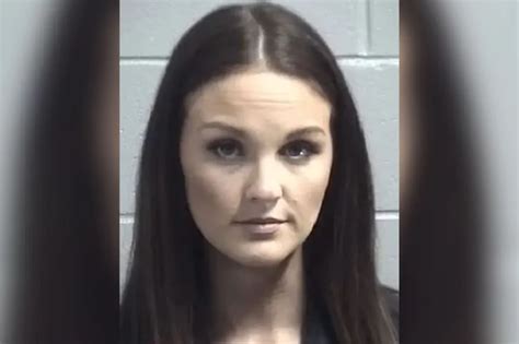 Καθηγήτρια μητέρα 2 παιδιών συνελήφθη επειδή έκανε σεξ με μαθητή σε πάρκινγκ πιτσαρίας