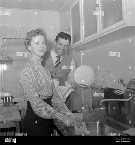 Pareja Lavando Platos Imágenes De Stock En Blanco Y Negro Alamy