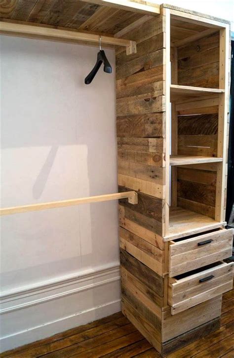 Wenn du das kinderbett noch mit farbe aufpeppen willst, solltest du die bauteile vor der montage lasieren. Paletten Schrank selber bauen - Praktische Ideen für DIY ...