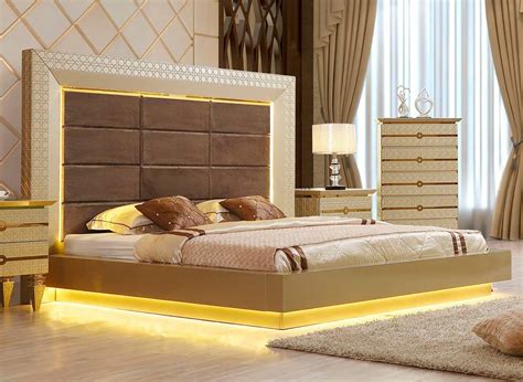 Modern style merged with fashionable design elements, these can be customized with several wood finishes. Modern Bedroom HD 918 | Modern Bedroom Furniture