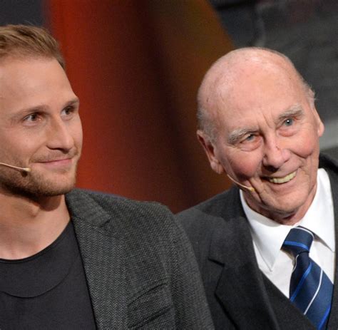 This is a good opportunity for the host and guests to have a bit of a chinwag and plug whatever it is they've come along to plug. Fernsehen: Diane Keaton küsst „Wetten, dass..?" halb wach ...