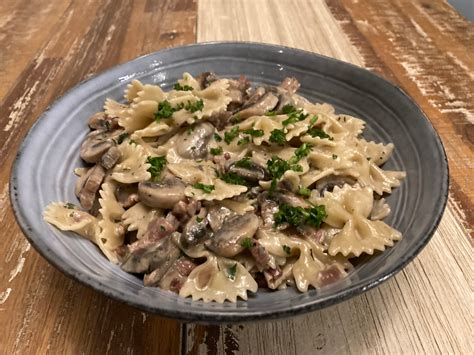 Pasta met blauwe kaas champignons en spekjes