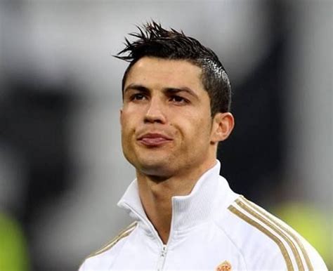 Aber den friseurbesuch hätte er sich vielleicht lieber sparen sollen. Cristiano Ronaldo Spiky Frisur | Frisuren, Neue frisuren ...
