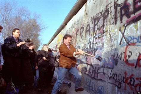It S Been 25 Years Since The Fall Of The Berlin Wall These 16 Photos