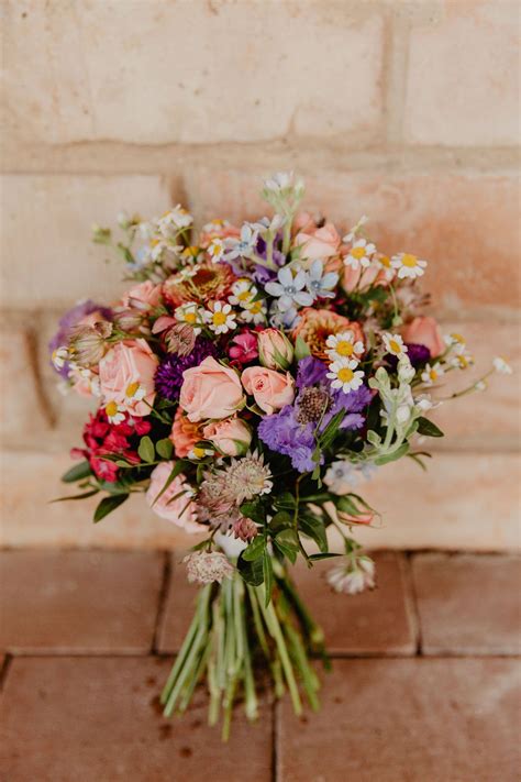 Malbücher sind die idealen gastgeschenke für kinder und eine tolle beschäftigung auf der hochzeit. Sommer Hochzeitsstrauß Wiesenblumen Wedding bouquet ...