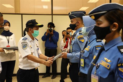 3 Petugas Avsec Bandara Hang Nadim Batam Terima Penghargaan Dari