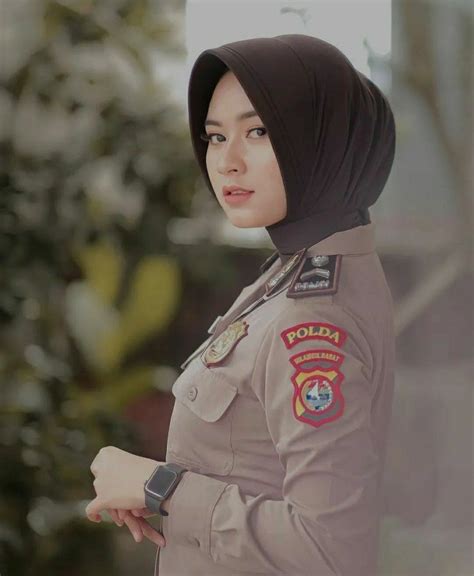 Polwan Cantik Berhijab Perempuan Gaya Mod Gaya Hijab