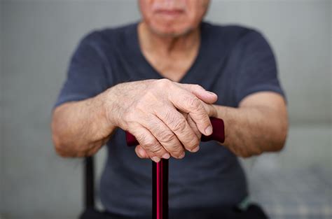 Anda tak mengetahui judul lagu, tapi mengetahui nama penyanyi. Kenali 4 Tanda Awal Penyakit Parkinson