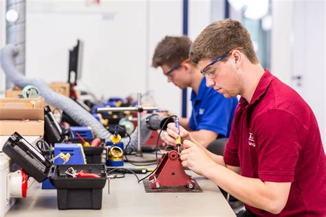Sie erstellen nicht nur die unterschiedlichsten komponenten und kleinstteile und bauen sie ein, sondern können auch systeme programmieren und warten. Ausbildungsberuf "Elektroniker für Geräte und Systeme"