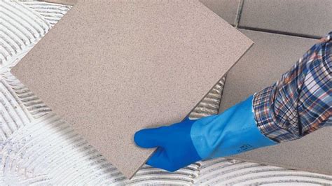 Bei der reinigung von grossformatigen fliesen gibt es schon bei. Bodenfliesen verlegen - Anleitung in 9 Schritten | OBI ...