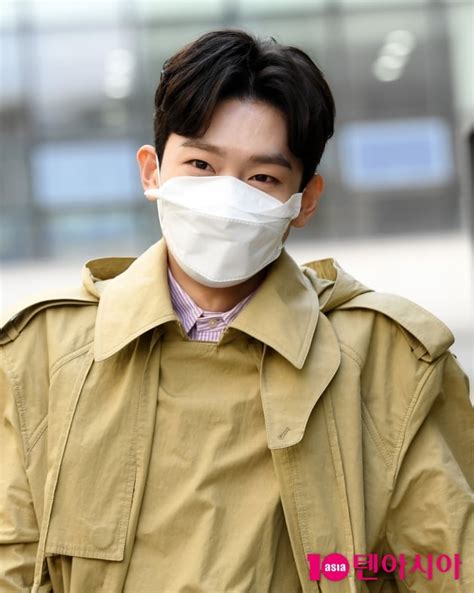 뷔, 日 네한 아이돌 랭킹 3주 연속 1위. TEN 포토 김용빈 우수에 젖은 눈망울 | 텐아시아